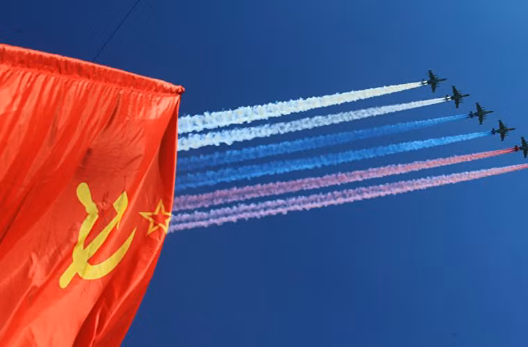 Kết thúc lễ duyệt binh là đội hình những chiếc cường kích Su-25 với màn trình diễn quốc kỳ Nga bằng khói với ba màu trắng, xanh và đỏ. Nguồn ảnh: Sputnik