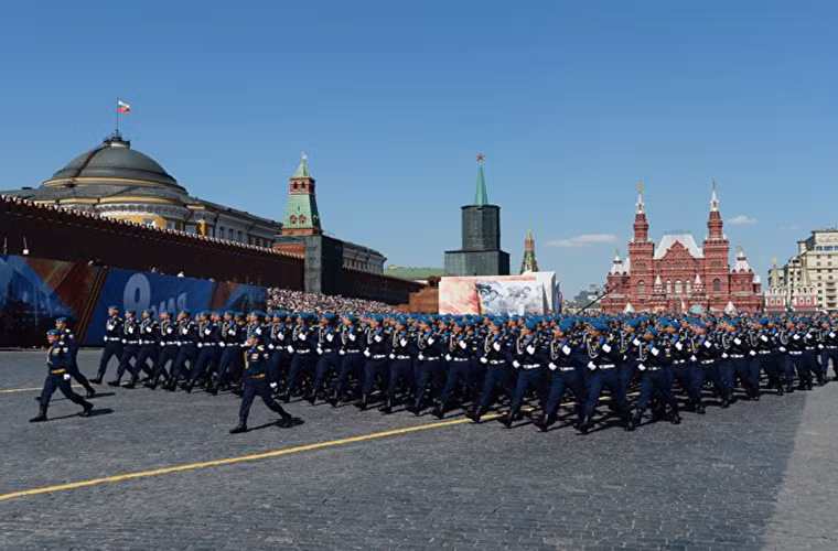 Đang tiến qua lễ đài là đơn vị Cận vệ độc lập số 27 thuộc Lữ đoàn Cờ đỏ cơ giới Sevastopol. Và kết thúc khối duyệt binh của bộ binh là học viên các học viện quân sự Moscow. Nguồn ảnh: Sputnik