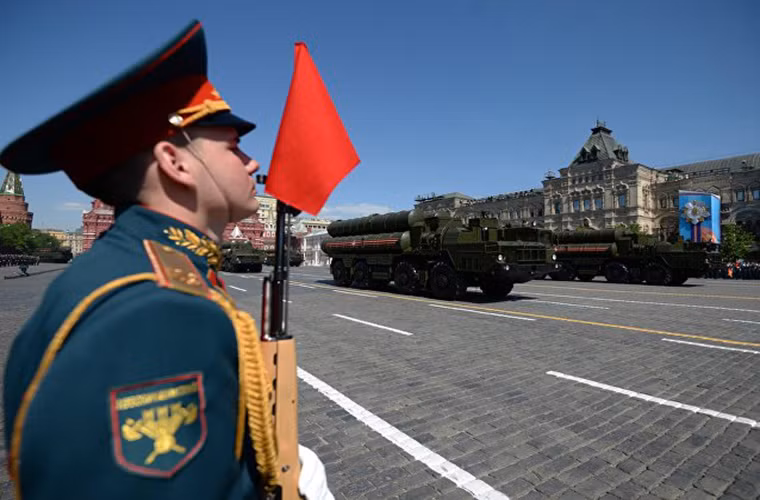 Đi sau cùng là tổ hợp tên lửa phòng không tầm xa S-400 "Triumph", trước đó có nhiều thông tin cho rằng S-400 sẽ không xuất hiện tại lễ duyệt binh 9/5 năm nay. Nguồn ảnh: Sputnik