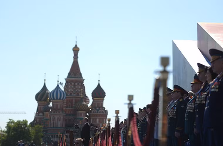 Sau bài diễn văn về chiến thắng vĩ đại của nhân dân Nga trong Chiến tranh Vệ Quốc của Tổng thống Nga Vladimir Putin cả Quảng trường Đỏ dành một phút mặc niệm các anh hùng đã ngã xuống cho nước Nga ngày hôm nay. Nguồn ảnh: Sputnik