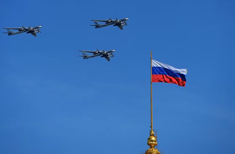 Khoảng khắc phi đội máy bay ném bom chiến lược tầm xa Tu-95MS bay qua Quảng trường Đỏ. Nguồn ảnh: Sputnik