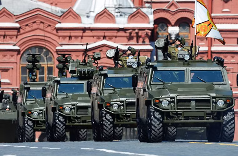 Đội hình xe bọc thép gồm Tigr, Arbalet và Kornet – D của Quân đội Nga tiến vào Quảng trường Đỏ. Nguồn ảnh: Sputnik