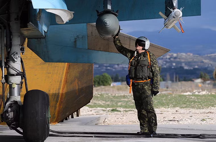 Phi công một chiếc Su-34 kiểm tra lại máy bay của mình trước khi chuẩn bị xuất kích.