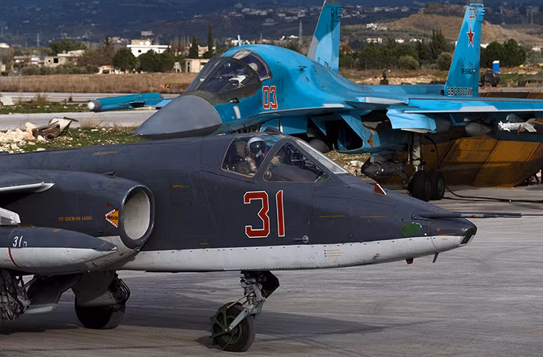 Bộ đôi Su-25 và Su-34 nối đuôi nhau chuẩn bị xuất kích trong một đợt không kích mới.