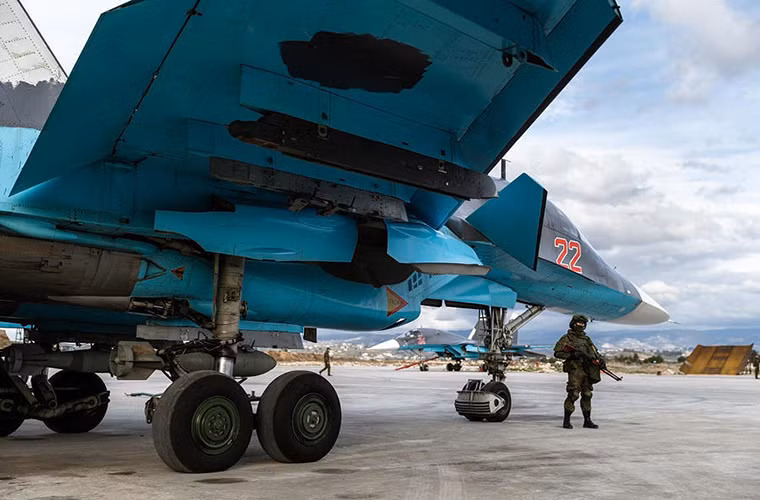 Việc canh giữ căn cứ được giao cho lực lượng hải quân đánh bộ tinh nhuệ.