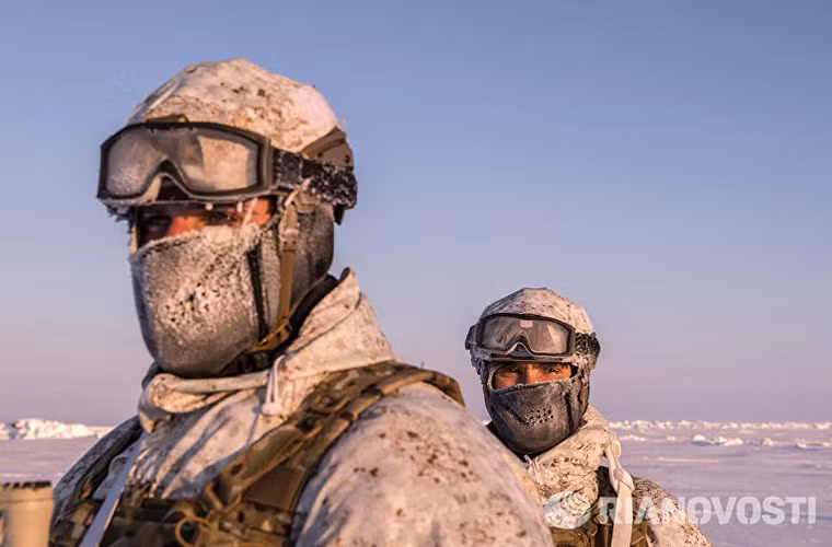 Để có thể hoạt động trong điều kiện khắc nghiệt ở vùng cực mỗi thành viên thuộc đặc nhiệm Chechnya đều được trang bị quân phục và các thiết bị hổ trợ đặc biệt được thiết kế dành riêng cho Bắc Cực. Nguồn ảnh: Ria Novosti