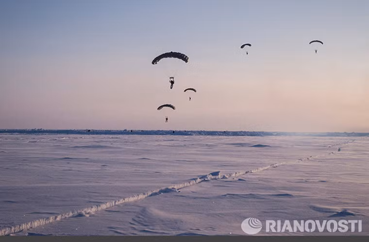 Trong ảnh là đặc nhiệm Chechnya nhảy dù xuống vị trí tập kết ở Bắc Cực. Nguồn ảnh: Ria Novosti