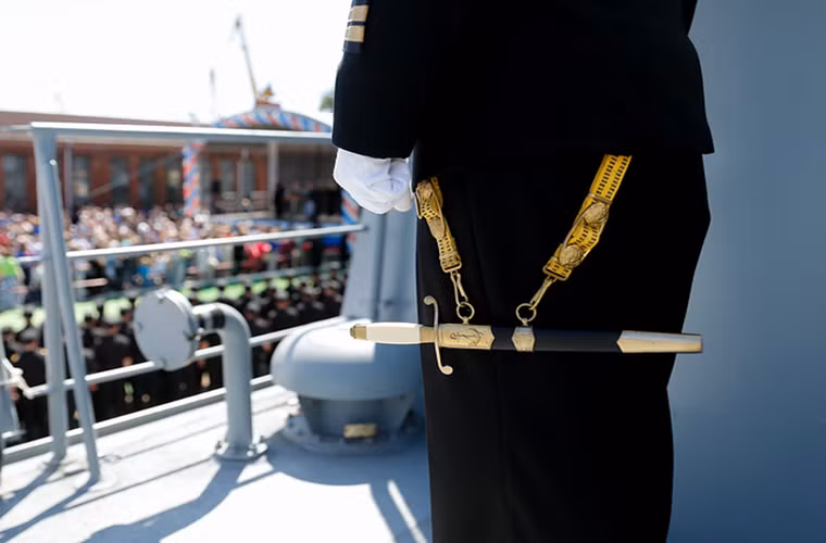 Trên thực tế thời gian đưa vào trang bị các tàu hộ vệ lớp Đô đốc Makarov của Hải quân Nga đã chậm hơn rất nhiều so với kế hoạch ban đầu do tác động trực tiếp từ cuộc khủng hoảng Ukraine, khi phía Ukraine đơn phương hủy các hợp đồng cung cấp động cơ đẩy được sử dụng trên một loạt dự án tàu chiến thế hệ mới của Nga.