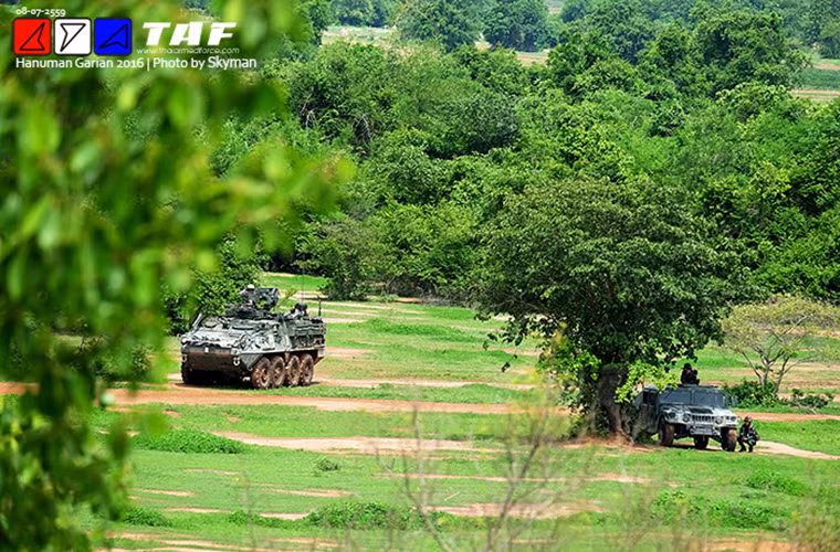 Trong ảnh là xe bọc thép Humvee của Thái Lan hỗ trợ cho Stryker tấn công các mục tiêu giả định.