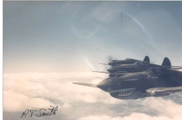 P-40 Tomahawk là một trong những biến thể của dòng tiêm kích – bom Curtiss P-40 Warhawk nổi tiếng của Mỹ trong Chiến tranh Thế giới thứ 2 với hơn 13.700 chiếc được chế tạo từ năm 1939-1944. Nó phục vụ tại hầu hết các nước Đồng Minh thậm chí là cả Không quân Đế quốc Nhật Bản.