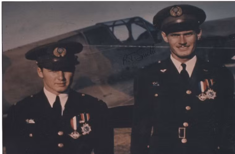 Hai phi công tình nguyện Chuck Older và R.T.Smith với những tấm huân chương do Không quân Trung Quốc trao tặng vào thời điểm “Flying Tigers” bị giải tán cũng vào tháng 5/1942.