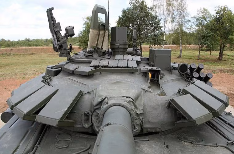 Về hệ thống giáp bảo vệ biến thể T-72 này được tích hợp hệ thống giáp phản ứng nổ Kontakt-5 có khả năng vô hiệu hóa cả đạn chống tăng xuyên giáp APFSDS. Các tấm giáp Kontakt-5 được bố trí xung quanh tháp pháo và phía trước mui xe, bên cạnh đó nóc tháp pháo cũng được trang bị giáp bảo vệ bổ sung.