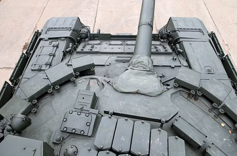 Sức mạnh hỏa lực T-72B3 không hề thua kém so với T-90 khi nó được trang bị pháo nòng trơn 2A46M-5 125mm với cùng hệ thống nạp đạn tự động mới, và dĩ nhiên T-72B3 cũng có thể bắn các tên lửa chống tăng dẫn đường bằng laser như 9M119 Svir và 9M119M Refleks qua nòng pháo chính. Hệ thống vũ khí phụ của chiếc xe tăng này là súng máy đồng trục PKTM 7.62mm và NSV 12.7mm.