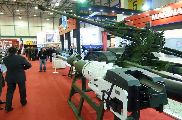 Trọng lượng của 130mm Rheinmetall L51 khoảng 3 tấn, trong đó nòng pháo đã nặng 1,4 tấn chưa có đầu giảm giật. Nguyên mẫu pháo nòng trơn này vẫn được trang bị vỏ bọc nhiệt và hệ thống tham chiếu đầu nòng để phục vụ cho quá trình bắn thử nghiệm.