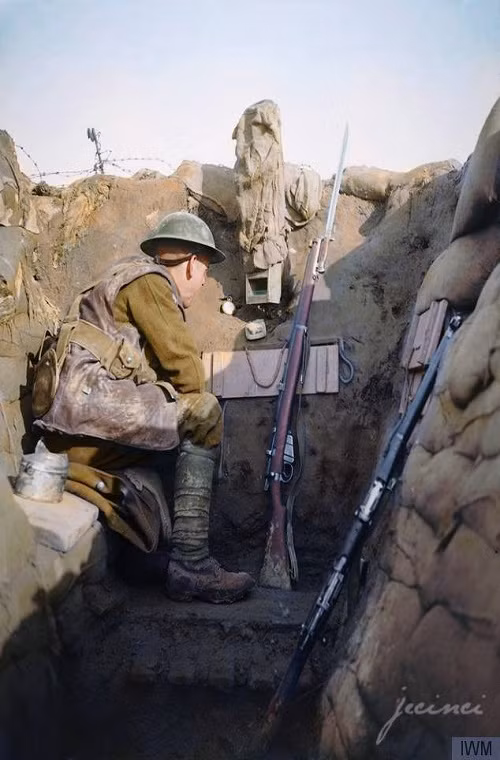 Một xạ thủ người Anh thuộc Trung đoàn East Lancashire quan sát chiến hào của đối phương bằng kính tiềm vọng từ lô cốt của mình tại vùng Givenchy-lès-la-Bassée miền Bắc nước Pháp vào năm đầu năm 1918.