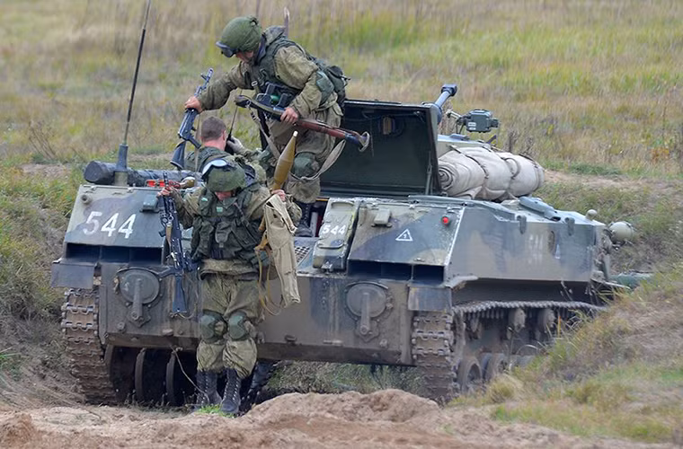 Và sau màn trình diễn hỏa lực của BMD-2 là các đơn vị lính dù đổ bộ quân.