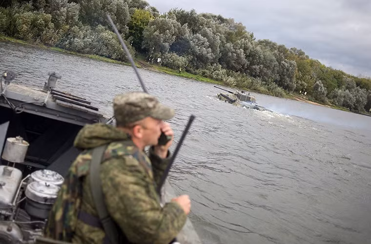 Trọng lượng của mỗi chiếc BMD-2 chỉ tầm 11.5 tấn và nó có thể được triển khai trên nhiều dòng máy bay vận tải quân sự khác nhau. Do có kích thước nhỏ gọn nên BMD-2 được đánh giá khá cơ động nó có thể di chuyển với tốc độ tối đa 80km/h và 10km/h khi dưới nước.