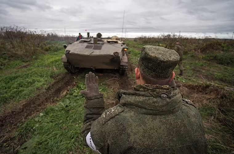 Trong ảnh là xe bọc thép đổ bộ đường không đa năng BTR-D nó đóng vai trò như xe bọc thép chở quân và không được trang bị vũ khí gì nhiều, thiết kế của BTR-D cũng tương tự các dòng BMD do Liên Xô chế tạo trước đây.