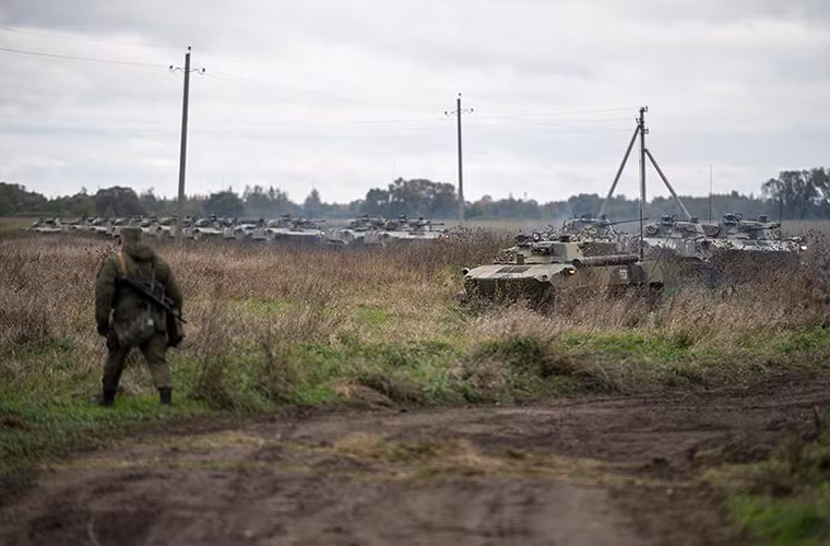 Hàng dài những chiếc BMD-2 của VDV nối đuôi nhau kéo vào thao trường ở Ryazan.