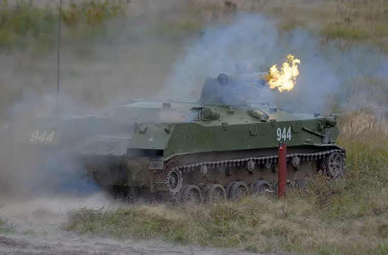 Cận cảnh tên lửa chống tăng 9P135M-1 trên BMD-2 khai hỏa.