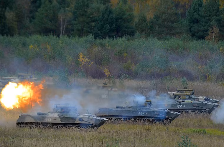 Hệ thống vũ khí trên BMD-2 được cho là tương đối mạnh với tổ hợp tháp pháo tự động 30mm 2A42, súng máy đồng trục 7.62mm PKT, ngoài ra trên nóc tháp pháo còn được trang bị một tên lửa chống tăng dẫn đường 9P135M-1.