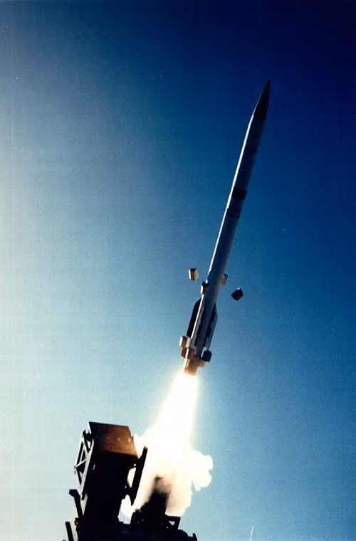 Điểm khác biệt đầu tiên so với biến thể PAC-2 trước đó là tên lửa. Quả đạn tên lửa của PAC-3 được trang bị động cơ thế hệ mới cho phép đường kính của đạn thu gọn hơn so với trước. Do kích thước gọn hơn nên mỗi hệ thống phóng của PAC-3 có thể mang theo 4 tên lửa thay vì một như PAC-2 giúp tăng đáng kể khả năng tác chiến.