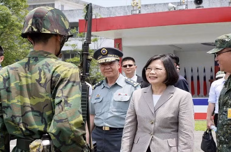 Được biết mối quan hệ giữa Đài Bắc và Bắc Kinh trở nên xấu đi sau khi nữ Tổng thống đầu tiên của Đài Loan Tsai Ing-wen lên nắm quyền kết thúc 8 năm quan hệ nồng ấm giữa hai bờ eo biển. Khi Tổng thống Tsai kiên quyết duy trì chính sách độc lập với Trung Quốc và không có chuyện trở về với Đại Lục.