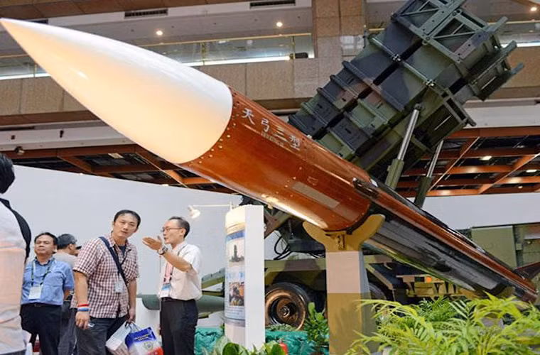 Trước khi đưa vào trang bị PAC-3, Đài Loan cũng sở hữu một hệ thống tên lửa phòng không khác không hề kém cạnh đó là Tien Kung III do hòn đảo này tự phát triển và được giới thiệu có sức mạnh ngang ngửa PAC-3 với tầm bắn lên tới 200km.