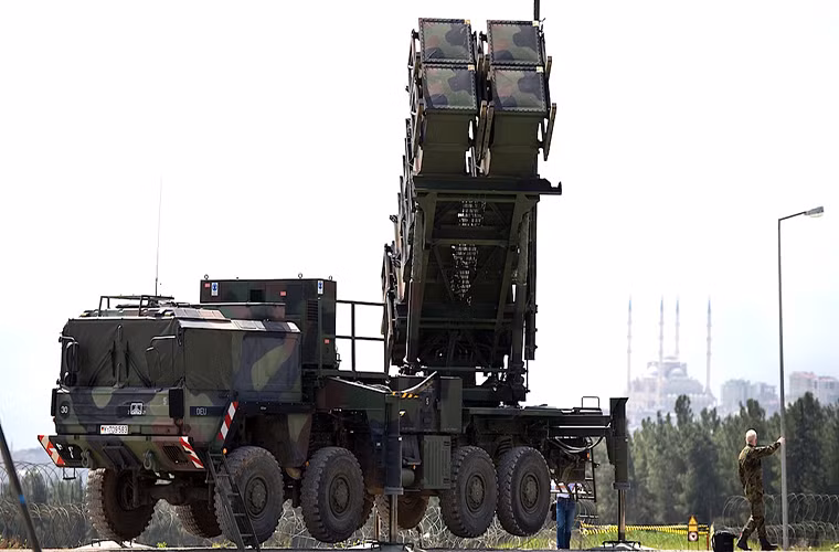 Patriot PAC-3 (hay còn gọi là MIM-104F) là biến thể nâng cấp gần như toàn bộ của hệ thống phòng không Patriot PAC-2 ngoại trừ hình dáng xe phóng và radar điều khiển hỏa lực, nhà sản xuất Lockheed Martin đã thiết kế lại gần như toàn bộ các hệ thống bên trong.