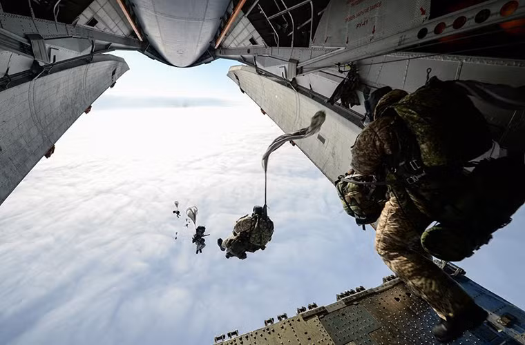 Mỗi binh sĩ khi tham gia đổ bộ đường không đều phải mang theo số lượng quân trang từ 30kg-50kg và phải hành quân trong điều kiện khắc nghiệt ở Bắc Cực. Nguồn ảnh: Star