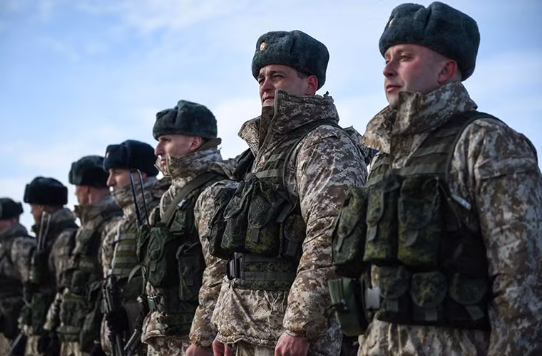 Các binh sĩ thuộc đơn vị đặc nhiệm Quân đội Nga với quân phục ngụy trang kỹ thuật số đặc trưng dành cho tác chiến địa hình băng tuyết. Nguồn ảnh: Star