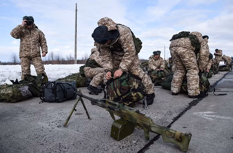 Hình ảnh các binh sĩ kiểm tra lại dù cùng quân trang cho một đợt nhảy. Nguồn ảnh: Star