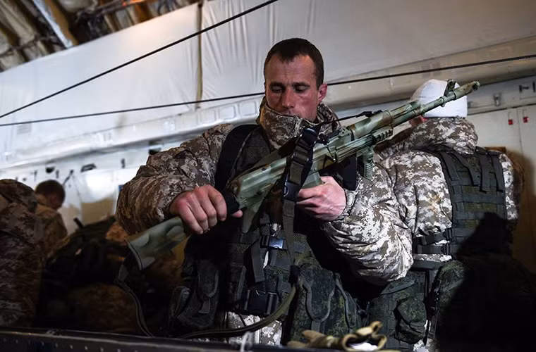 Hình ảnh một binh sĩ kiểm tra lại vũ khí lần cuối trước khi máy bay cất cánh. Nguồn ảnh: Star