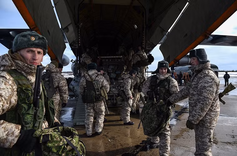 Ngoài việc triển khai lực lượng đổ bộ đường không IL-76 cũng tham gia diễn tập hổ trợ không vận cho các đơn vị mặt đất ở Bắc Cực. Nguồn ảnh: Star