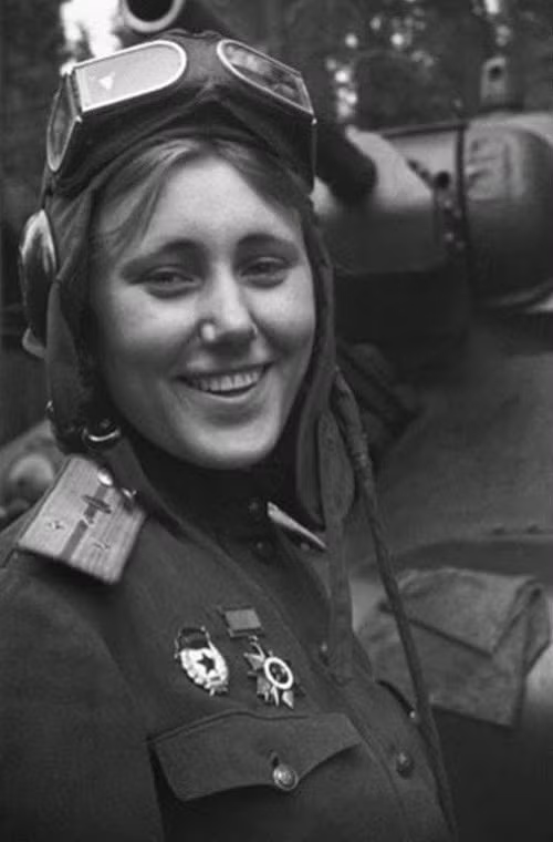 Trong ảnh là Mariya Vasilyevna Oktyabrskaya nữ anh hùng lái xe tăng đầu tiên của Liên Xô trong Chiến tranh Thế giới thứ II và chiếc xe tăng T-34 mà cô điều khiển có được là do cô đã quyên góp toàn bộ tài sản của mình cho Hồng quân.