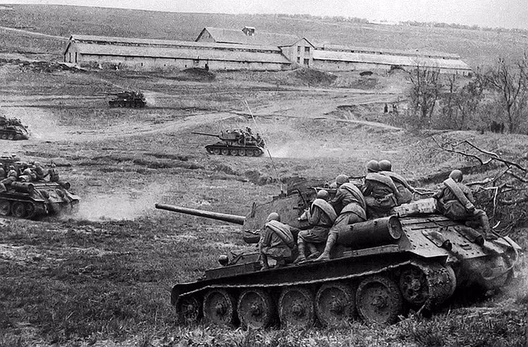 Và với quân số như vậy Quân đội Liên Xô chỉ cần hơn 5 quân đoàn đã có thể đủ đối phó với toàn bộ các đơn vị cơ giới của quân Đức ở Mặt trận phía Đông. Tuy nhiên mọi chuyện không hề đơn giản như những gì giới tướng lĩnh Liên Xô khi đó suy nghĩ, thậm chí nó còn khiến Liên Xô suýt phải trả giá đắt.