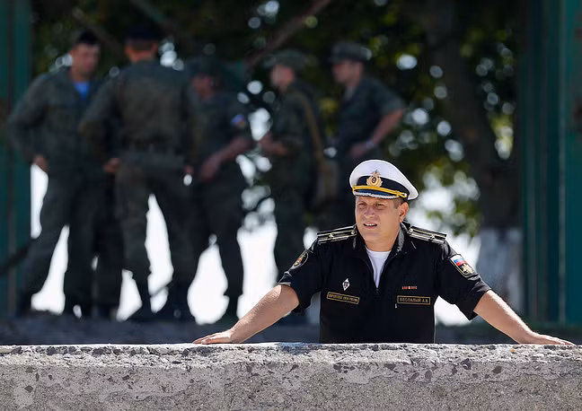 Phát ngôn viên Hạm đội Baltic Andrei Bespaly đang theo dõi cuộc thi.