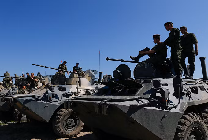 Các bên đều được trang bị xe bọc thép lội nước BTR-82A.