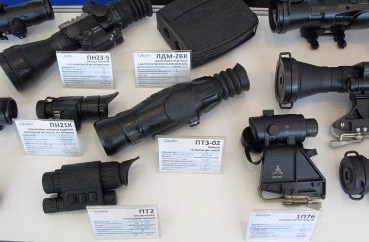 Tuy nhiên trọng tâm của triển lãm lần này là giới thiệu các mẫu quân trang tương lai dành cho các đơn vị cảnh sát, lực lượng đặc nhiệm và các đơn vị hổ trợ tư pháp thuộc Bộ Nội vụ Nga. Trong ảnh là các mẫu ống ngắm dành cho các dòng súng được An ninh Nga sử dụng.