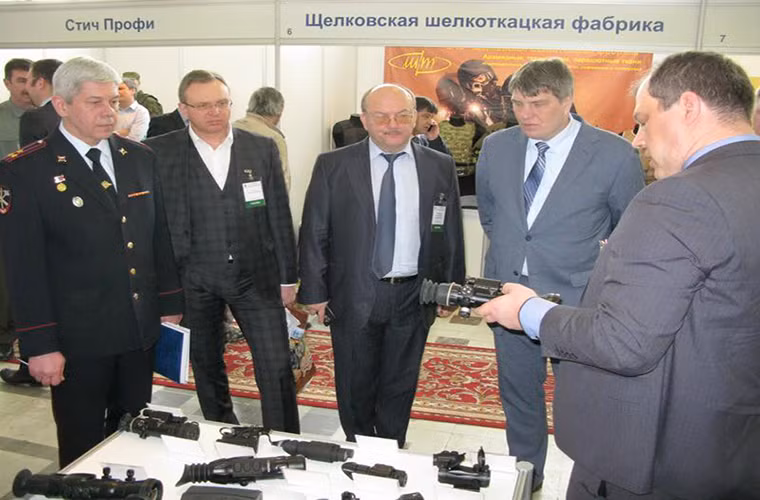 Trong khi đó về trang bị vũ khí hầu hết lực lượng An ninh Nga đều sử dụng các mẫu súng trong nước cùng với đó là thiết bị hổ trợ đi kèm. Trước năm 2014, các công ty vũ khí của Châu Âu cũng có sự phát triển khá mạnh ở thị trường Nga với các hợp đồng cung cấp vũ khí cá nhân cho Bộ Nội vụ Nga hoặc lực lượng đặc biệt.