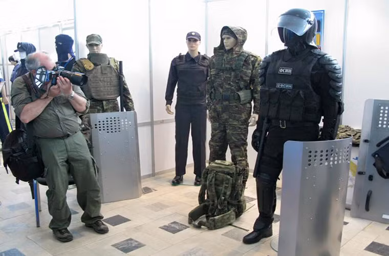 Trong ảnh là một số mẫu trang bị dành cho lực lượng chống bạo động và đặc nhiệm chống khủng bố thuộc Bộ Nội vụ Nga.