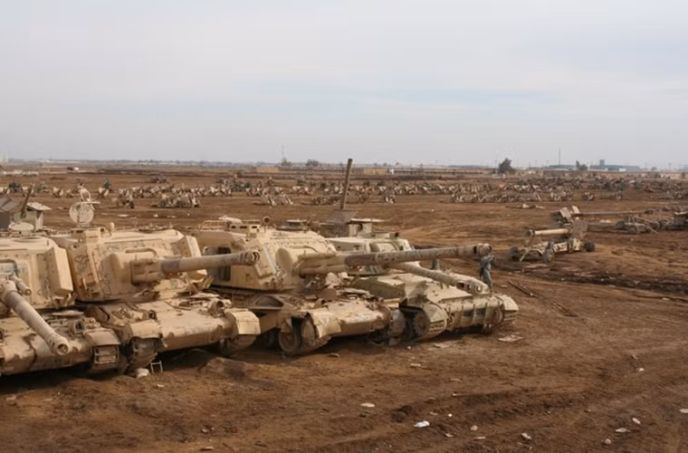 Cách thủ đô Baghdad, Iraq 27km về phía bắc là căn cứ Taji - nơi trước đây từng là một căn cứ quân sự lớn của Quân đội Iraq dưới thời Saddam Hussein. Tuy nhiên giờ đây nó lại biến thành nghĩa địa vũ khí lớn nhất nước này, nơi tập kết các loại vũ khí hư hỏng hoặc đã lỗi thời của Quân đội Iraq và cả lực lượng liên quân do Mỹ đứng đầu trong suốt thời gian chiếm đóng tại Iraq.