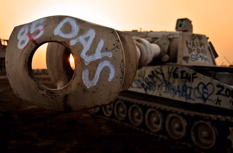 Nòng pháo của một khẩu 2S3 với dòng chữ “85 ngày” có lẽ do một binh sĩ Mỹ đóng quân tại Taji viết lên.