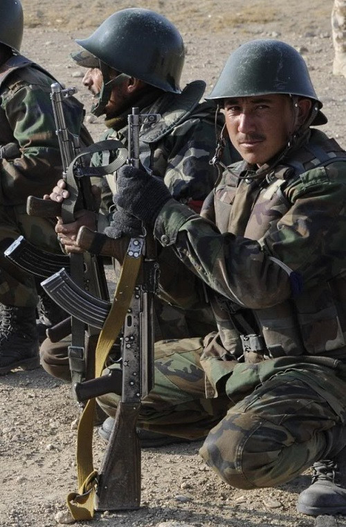 Một điểm khác biệt dễ nhận thấy nhất trên PM md. 63 so với AKM hay AK-47 là việc ốp tay súng phía trước của PM md. 63 được thiết kế thêm một tay cầm bằng gỗ hổ trợ người sử dụng bắn ở nhiều tư thế khác nhau.