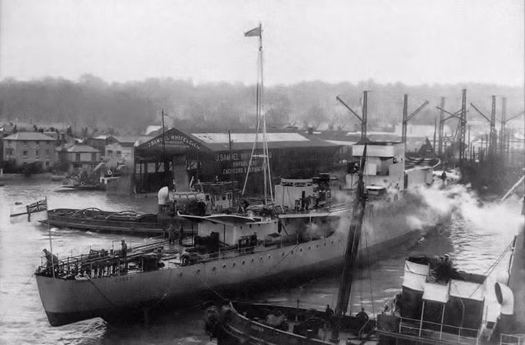 Tàu hộ vệ HMS Egret (L75) được giới thiệu lần đầu tiên vào tháng 5/1938 và cũng là tàu đầu tiên của lớp tàu hộ vệ Egret do công ty đóng tàu John Samuel White của Anh đóng mới. Các tàu thuộc lớp Egret có trọng lượng 1.200 tấn, dài 84m và chúng được trang bị hai động cơ tuabin có công suất lên tới 3.600 mã lực với vận tốc di chuyển tối đa chỉ khoảng 19 hải lý/giờ.