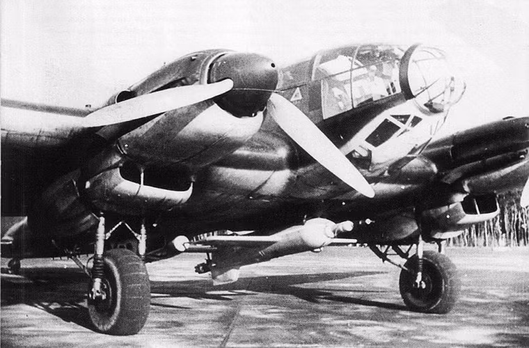 Henschel Hs 293 có tầm bắn tối đa lên tới 12km và nó được dẫn đường bằng hệ thống dẫn đường vô tuyến Kehl-Strasbourg MCLOS do Quân đội Đức phát triển. Henschel Hs 293 được trang bị một đầu đạn 295kg đủ sức phá hủy mọi tàu chiến của quân Đồng minh lúc đó.