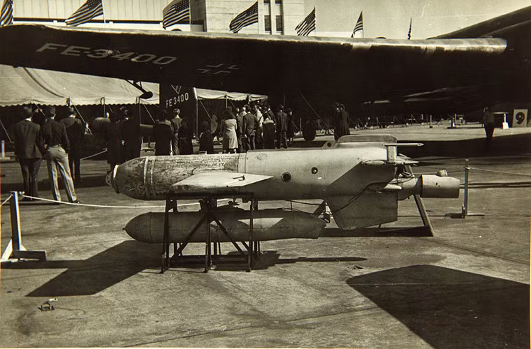 Thành công của Henschel Hs 293 còn nằm ở sức mạnh của phi đội máy bay ném bom Dornier Do 217 của Không quân Đức khi đó. Dornier Do 217 có thể được xem là một trong những mẫu máy bay ném bom thành công nhất trong Chiến tranh Thế giới thứ hai. Nó có thể mang theo tối đa 4 tấn bom điều này đồng nghĩ một chiếc Dornier Do 217 có thể mang tới 4 quả bom lượn Henschel Hs 293 nhưng trên thực tế con số này chỉ có hai quả.