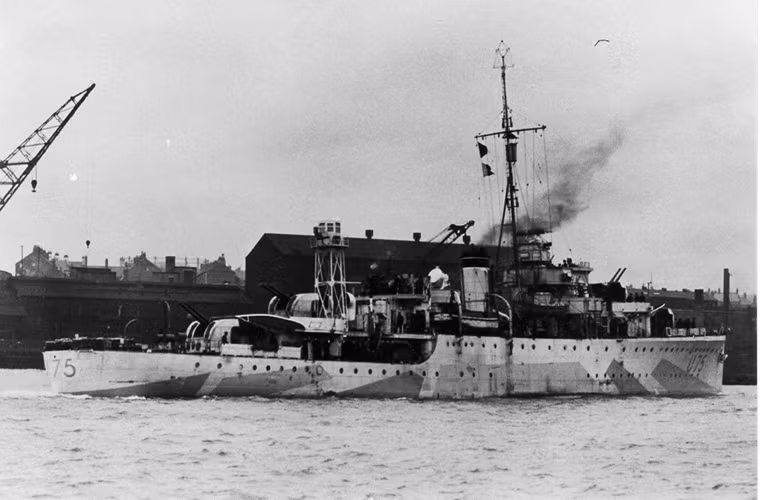 Giống như đa phần các tàu hộ vệ của Anh lúc đó hệ thống vũ khí trên HMS Egret khá khiêm tốn với 4 tháp pháo nòng đôi 100mm và 4 súng máy phòng không 12,7mm. Do đó khá dễ hiểu khi HMS Egret nhanh chóng bị Dornier Do 217 hạ gục chỉ với một quả bom lượn Henschel Hs 293.