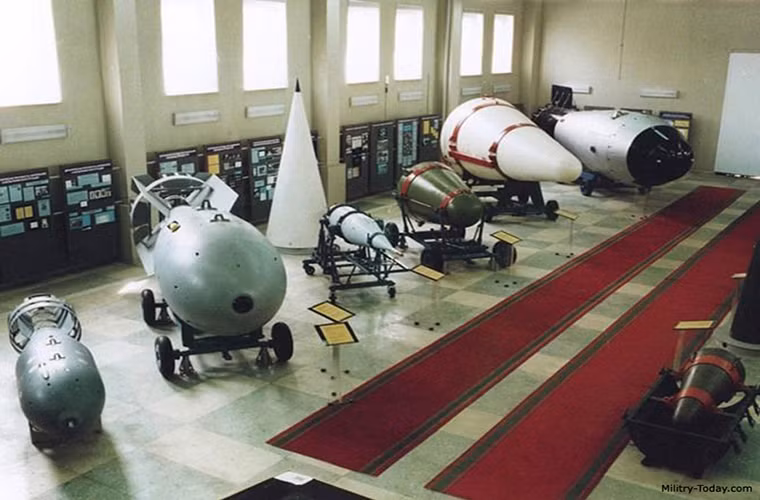 Trên thực tế cái tên Arzamas-16 được Liên Xô đặt theo tên thành phố Arzamas nằm cách đó 75km và mọi thông tin từ Arzamas-16 đều được dẫn tới Arzamas nhằm giữ bí mật cho trung tâm hạt nhân lớn nhất Liên Xô này.