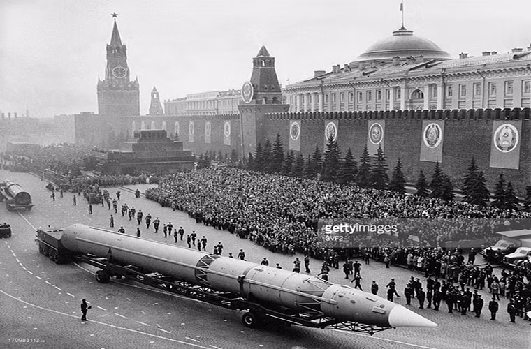 Một mẫu tên lửa đạn đạo khổng lồ được phát triển ở Arzamas-16 trong cuộc duyệt binh ở Quảng trường Đỏ.